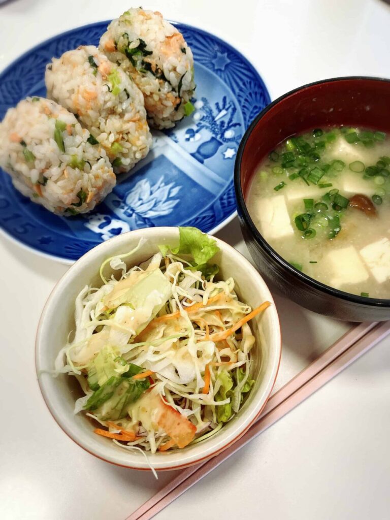 お昼ごはんみそ汁とおにぎりと